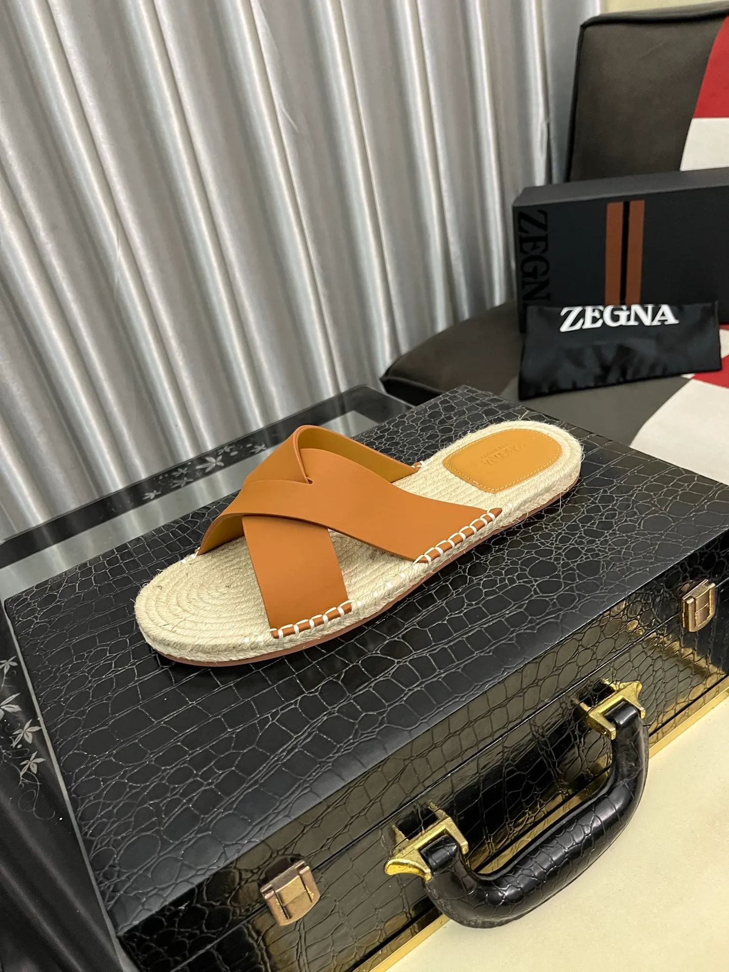 Men's shoes 💰320⌚️⌚️《HERMES》Hermès 💁♂️Men's casual slippers, compare the quality at the counter🧚🏿♂️ The upper layer has a stone pattern with clear texture, showing high-end, high-end, comfortable to wear and versatile. Purely hand-pulled, raw rubber breathable outsole, breathable and comfortable lambskin lining, 100% comfortable density, original rubber outsole wear-resistant code number 38-44. Can be customized 45-46-47